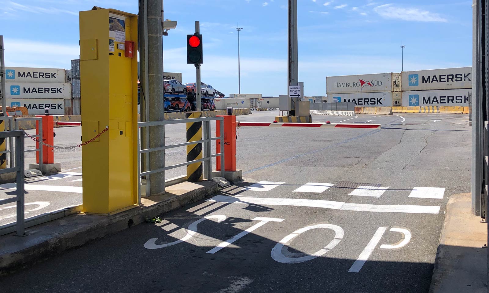 totem-nella-corsia-del-nuovo-gate-automatizzato-di-reefer-terminal