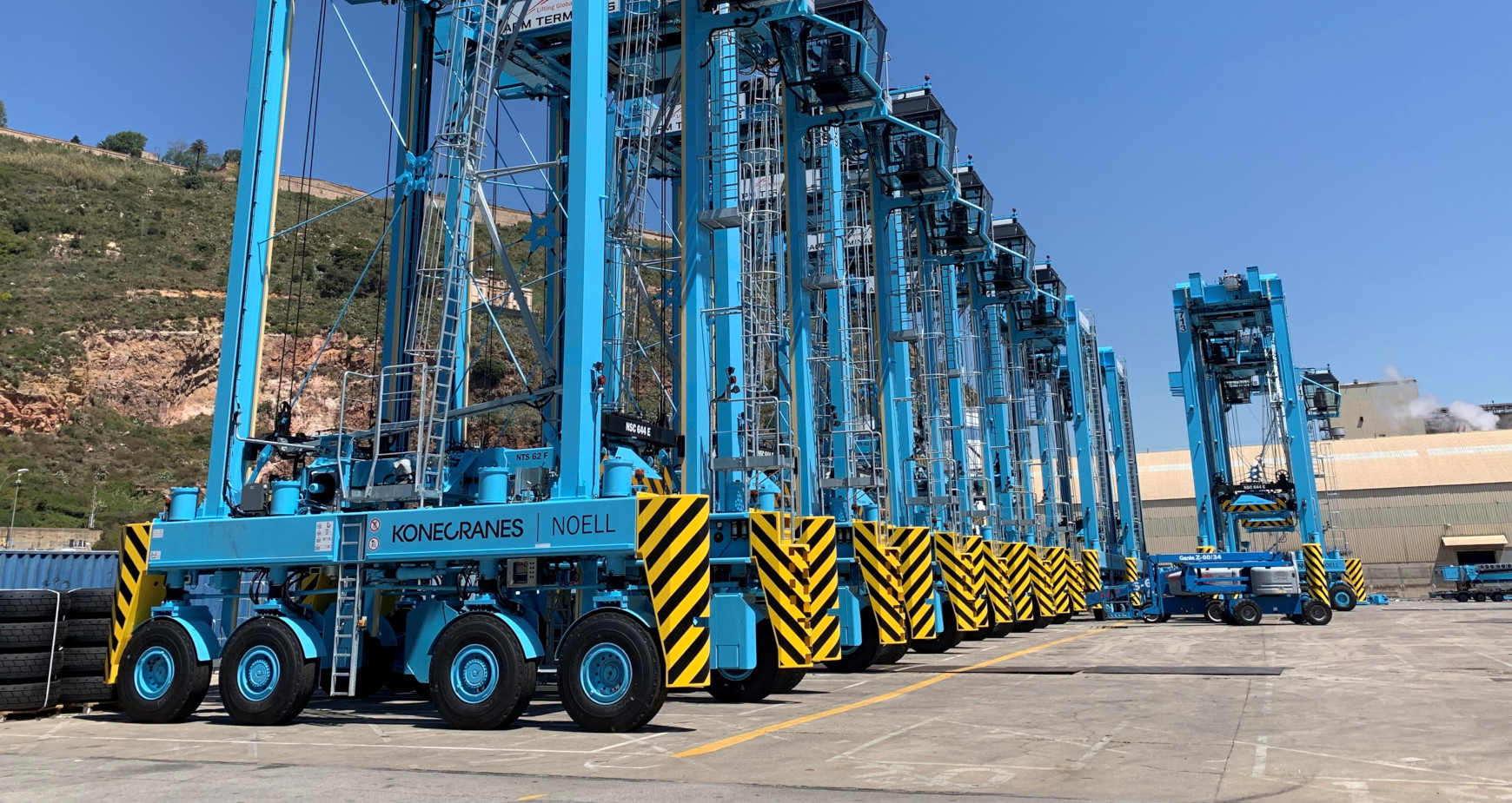 190617-apm-terminals-barcelona-new-straddle-carriers-machines