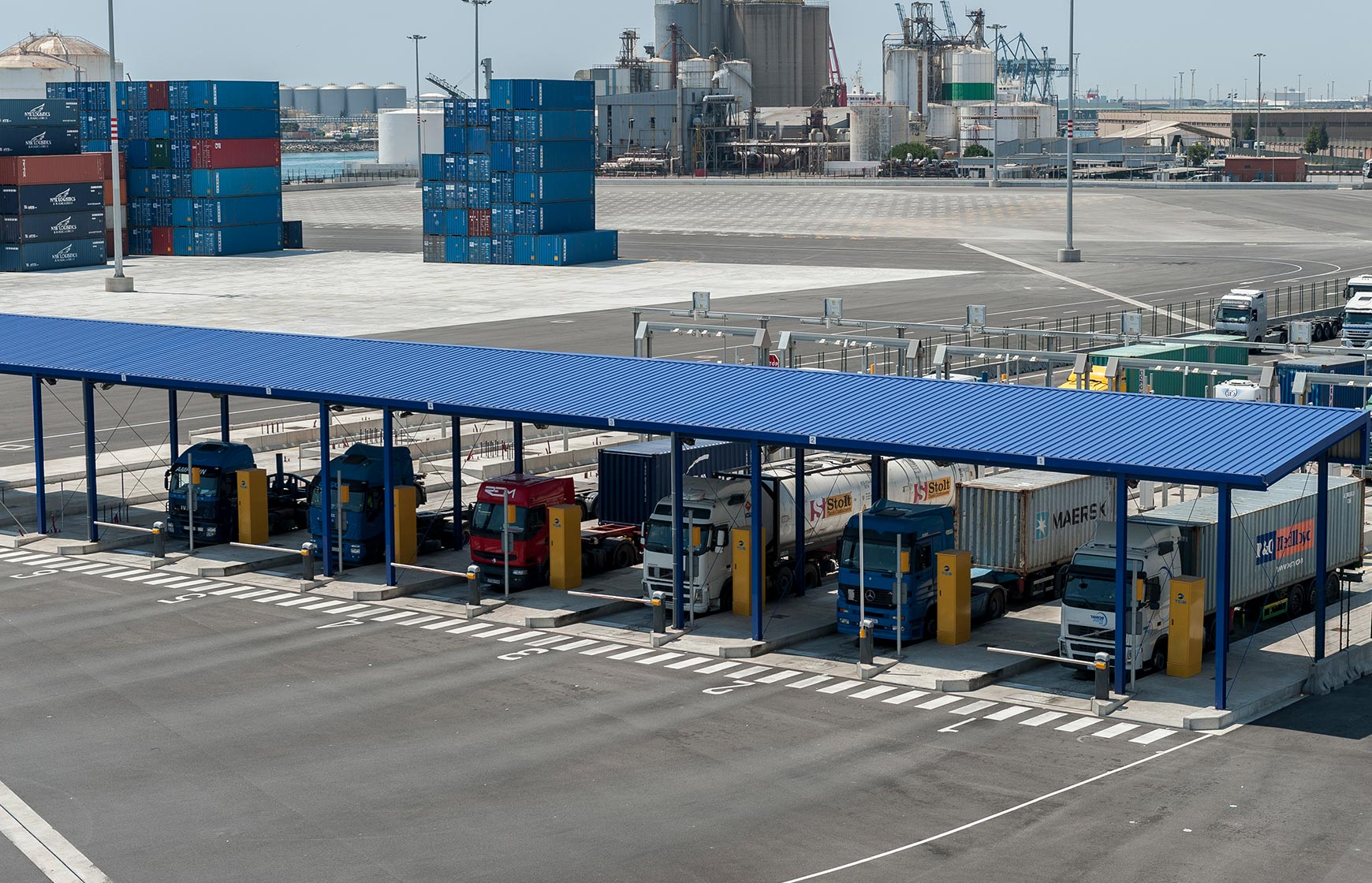 8 lane gate at APM Terminals Barcelona