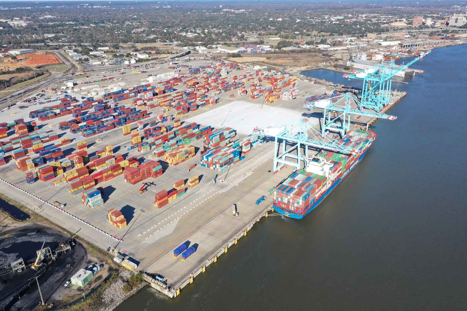 https://www.apmterminals.com/en/mobile/services/-/media/mainsite/americas/Mobile/Services/container-storage-mobile.jpg?rev=e6e8fd0e18524cb1aa4e69245a61fea8