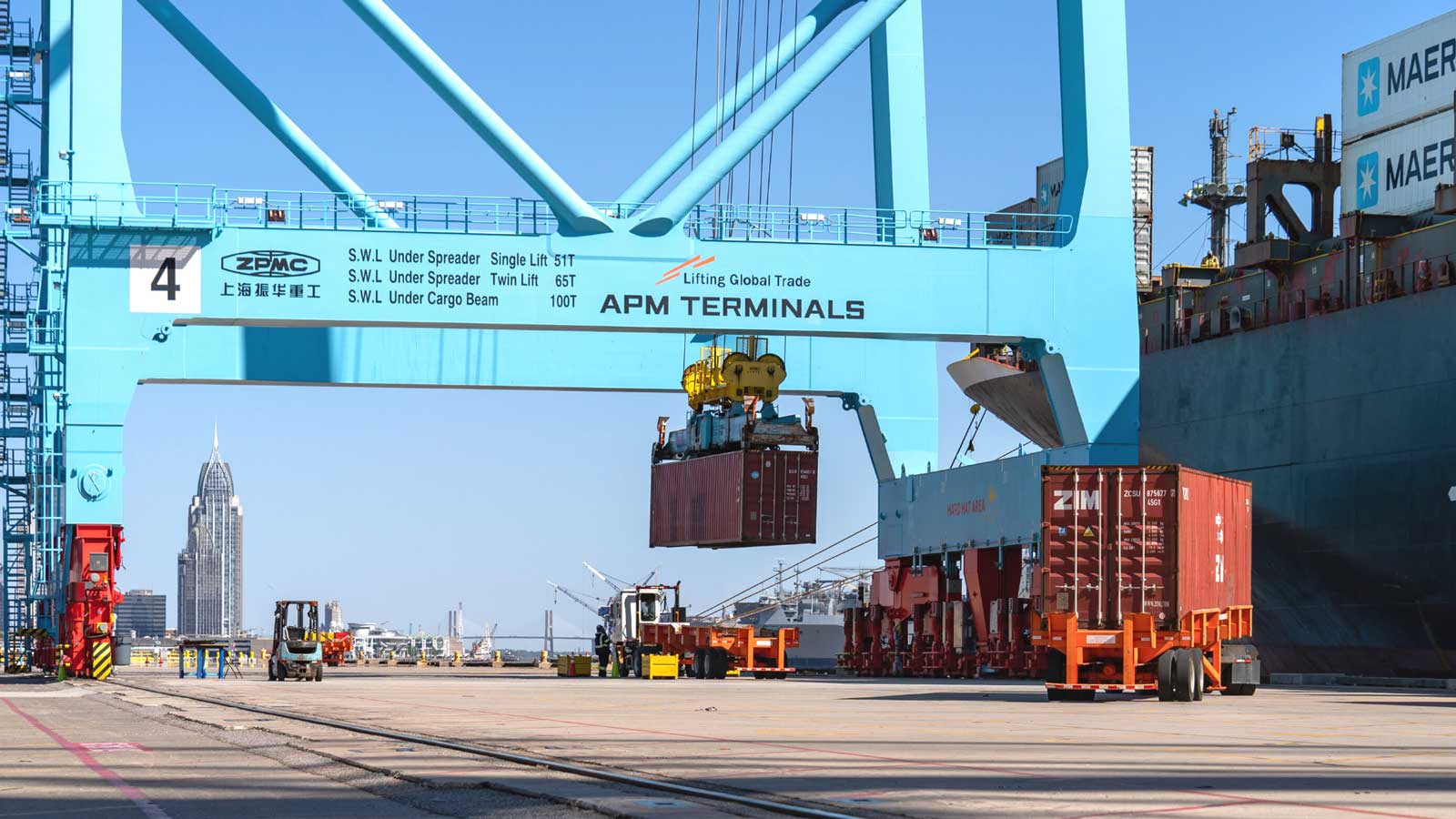 apm-terminals-mobile-crane-ops