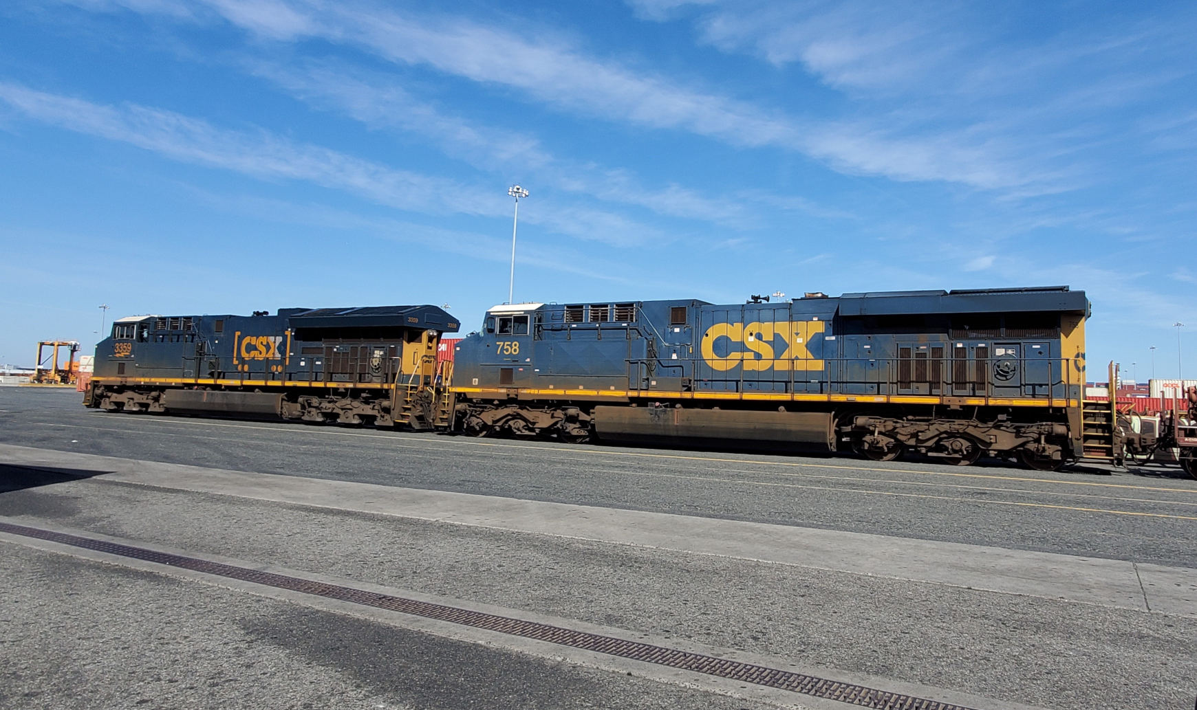 201015-csx-locomotives-are-ready-at-apm-terminals-elizabeth-mmr-facility